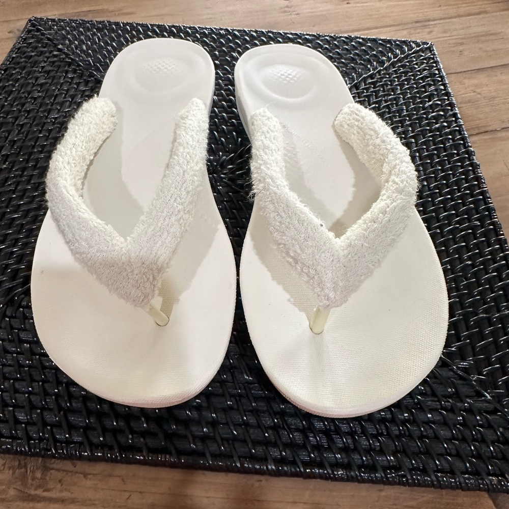 Iqushion terry cloth padded upper. Worn for one beach trip. Great condition